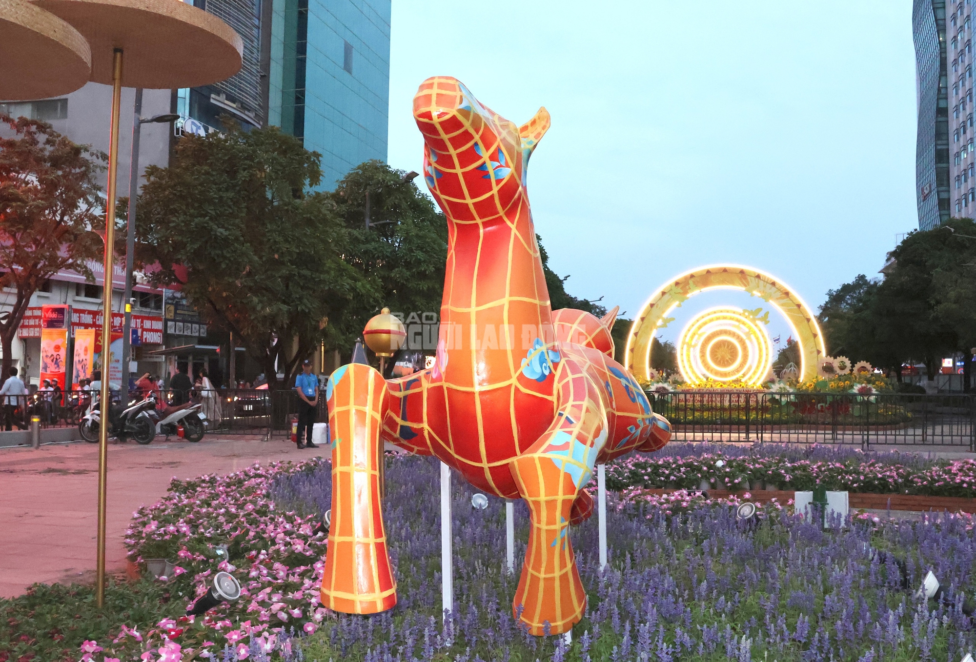 Hé lộ linh vật Ngựa ở Đường hoa Nguyễn Huệ trước giờ G - Ảnh 14.