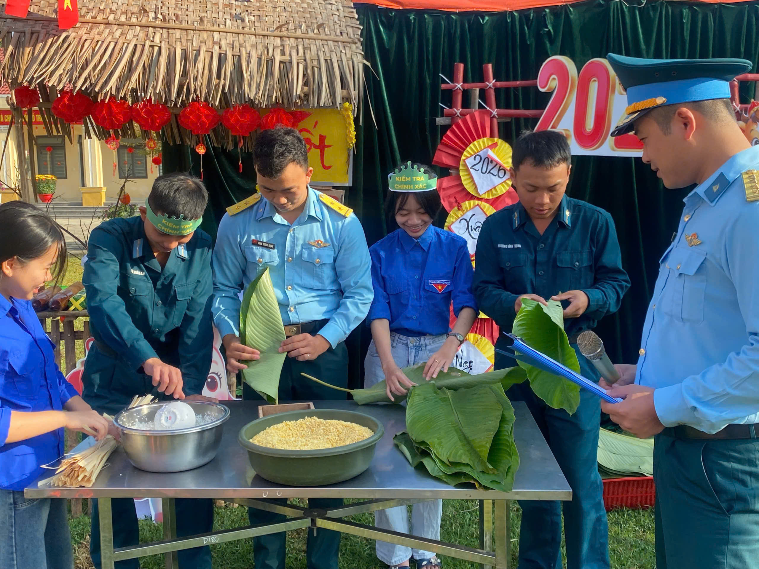 Bộ đội tên lửa, pháo phòng không Sư đoàn 375 tổ chức Tết sớm, chuẩn bị cao điểm trực chiến 2 Sư đoàn 375 - Ảnh 2.