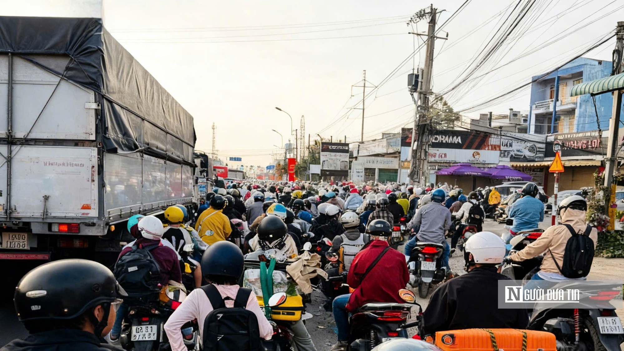 Dòng xe nối dài về quê, ai cũng chỉ mong kịp bữa cơm sum họp- Ảnh 2.