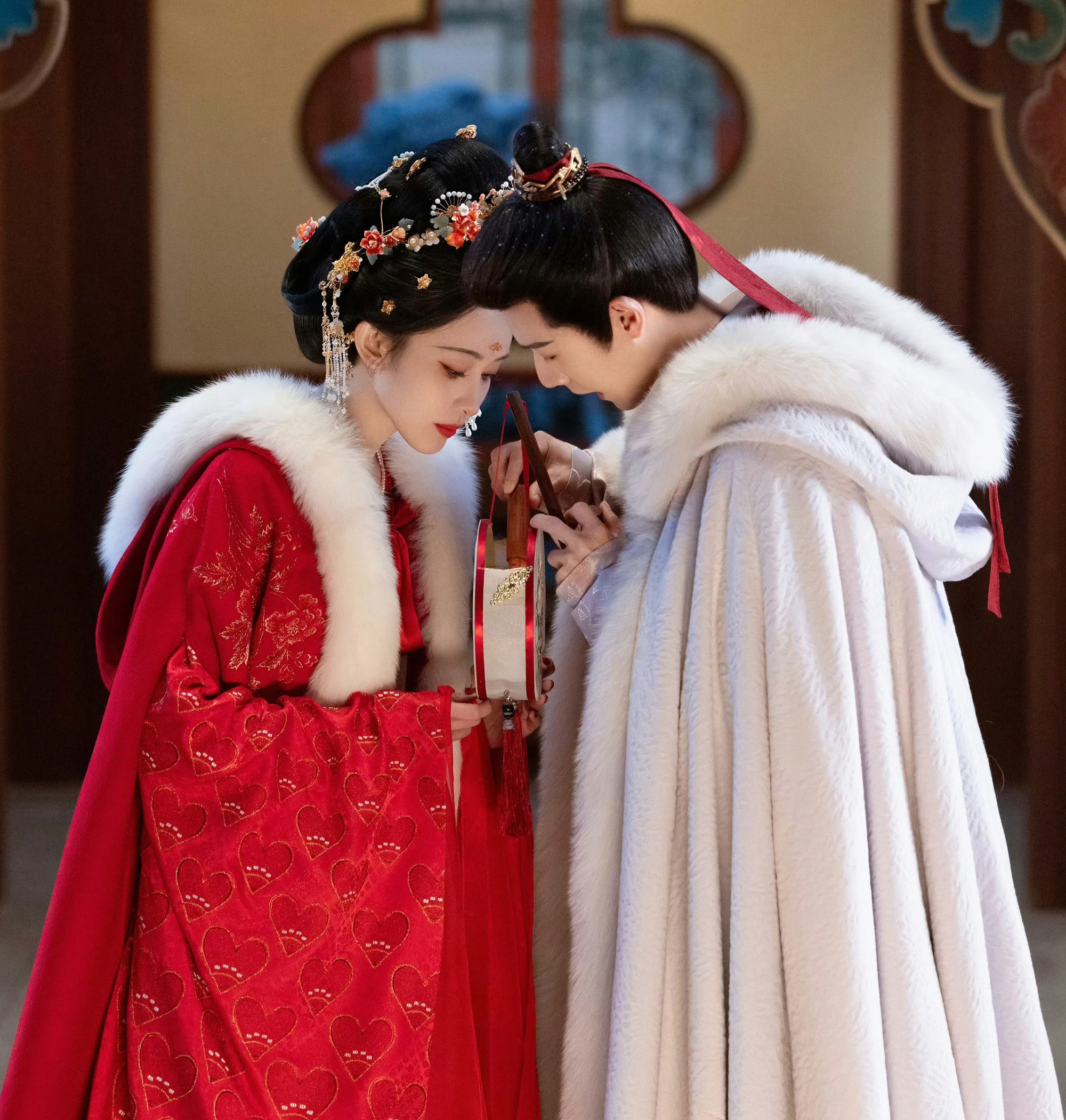 10 cặp đôi ngôn tình xả ảnh cực hot nhân dịp Valentine: Địch Lệ Nhiệt Ba và tình trẻ cực đẹp đôi, có anh yêu tận 3 cô- Ảnh 5.