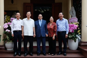 Thủ tướng dâng hương các cố lãnh đạo và thăm, chúc Tết nguyên lãnh đạo Đảng, Nhà nước