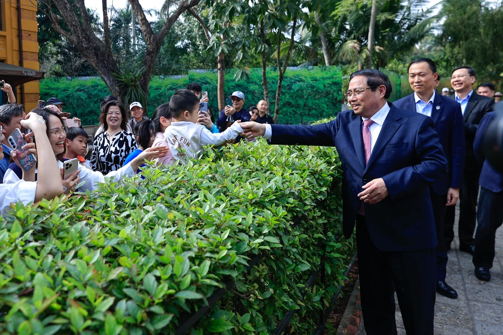 Thủ tướng chúc mừng năm mới du khách tham quan khu di tích. Ảnh: VGP Thủ tướng Phạm Minh Chính 1.jpg