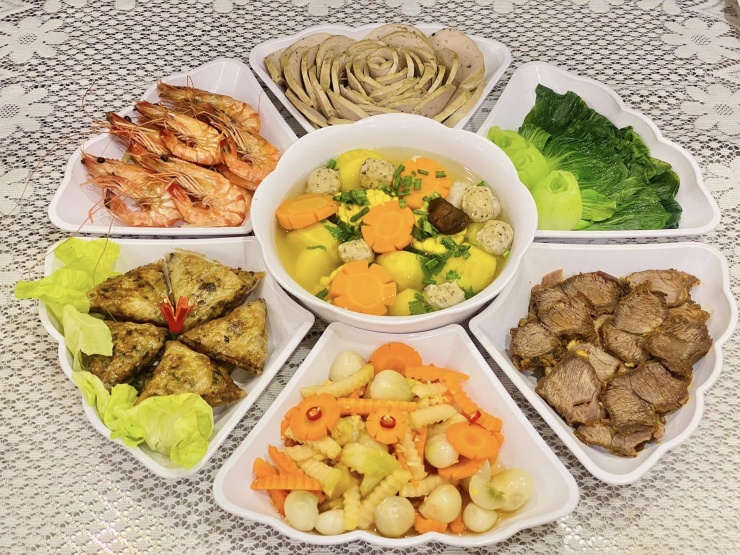 Gợi ý mâm cúng tất niên tết Nguyên đán 2026 đầy đủ theo phong tục 3 Tùy điều kiện, sở thích từng nhà mà mỗi gia đình ở miền Trung có thể bày biện mâm cúng tất niên khác nhau. Ảnh: Nguyễn Thị Thùy Linh