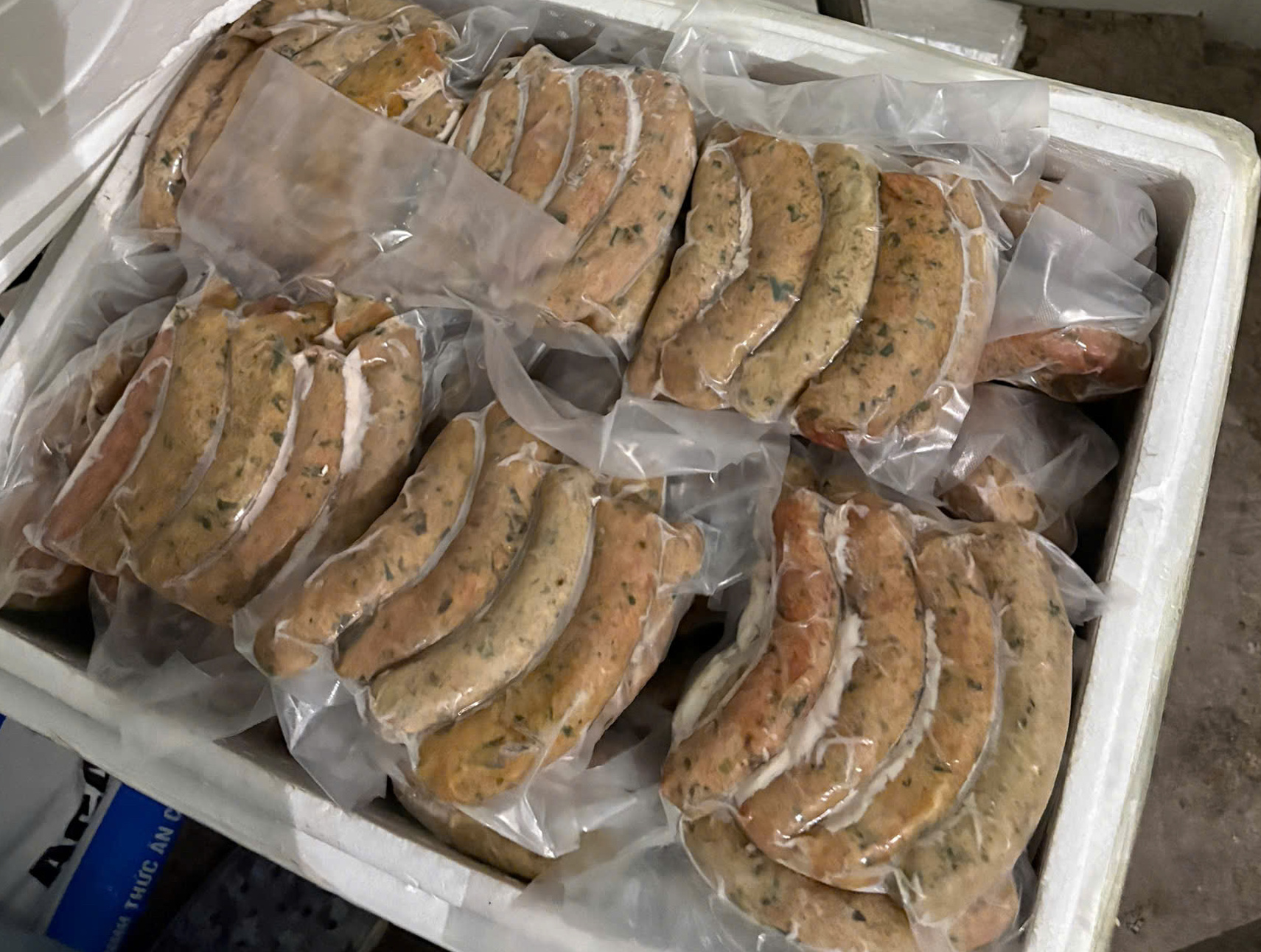 Công an TP.HCM ngăn gần 30 tấn thực phẩm bẩn chuẩn bị tuồn ra thị trường Tết 2 thực phẩm bẩn - Ảnh 2.