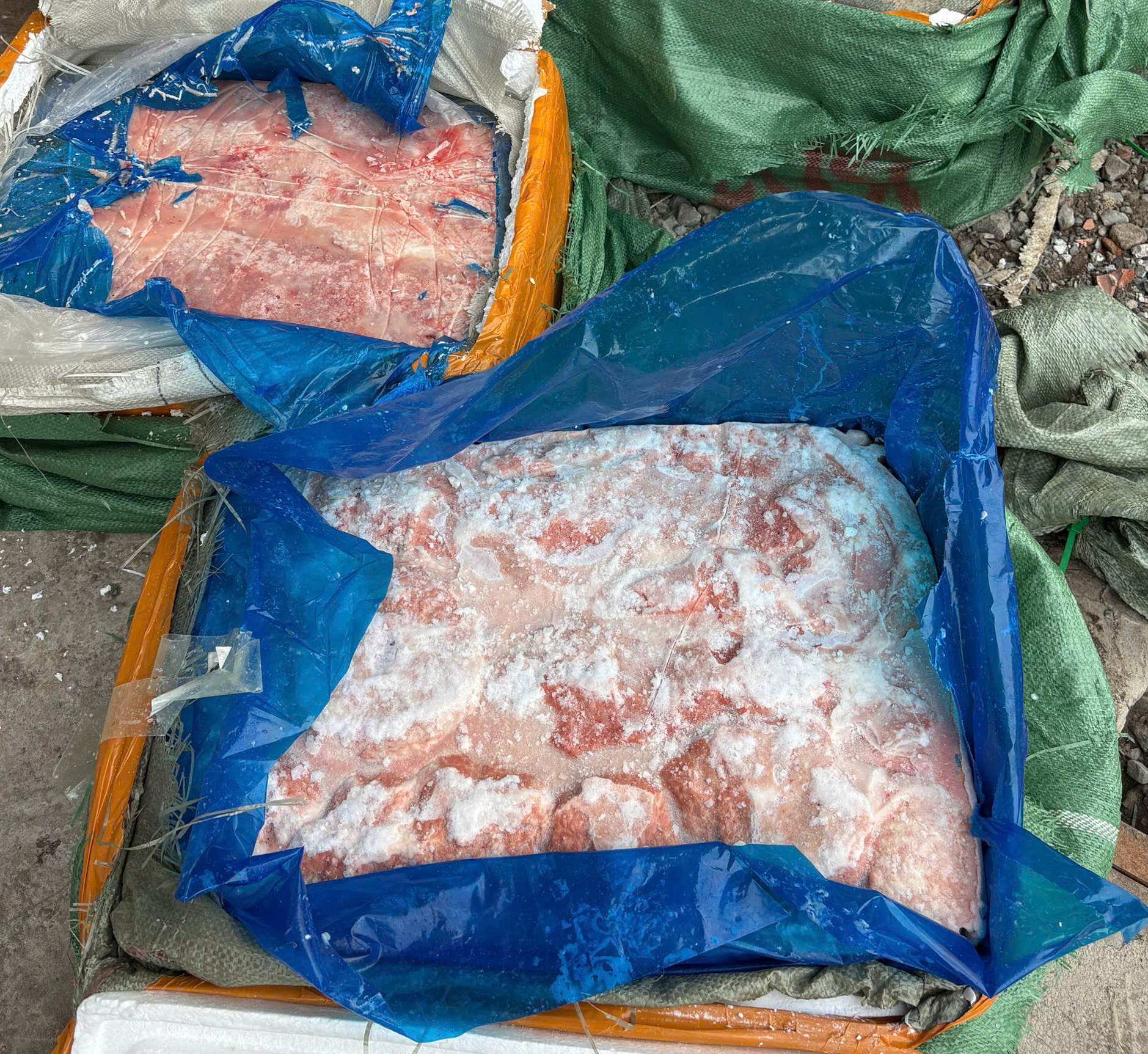 Công an TP.HCM ngăn gần 30 tấn thực phẩm bẩn chuẩn bị tuồn ra thị trường Tết 3 thực phẩm bẩn - Ảnh 3.