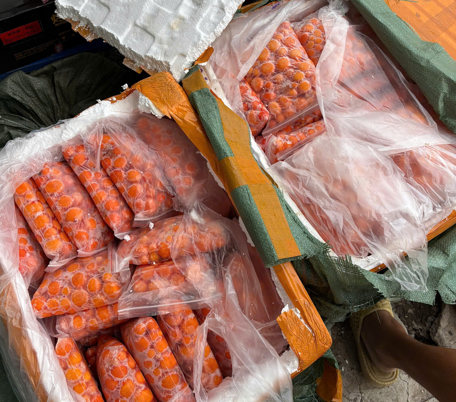 Công an TP.HCM ngăn gần 30 tấn thực phẩm bẩn chuẩn bị tuồn ra thị trường Tết 4 thực phẩm bẩn - Ảnh 4.