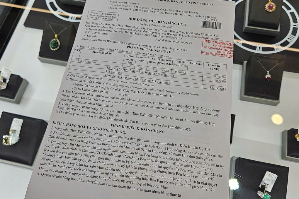 Dân đổ xô đi mua vàng những ngày sát Tết, chấp nhận cầm giấy hẹn 3 tháng - 2