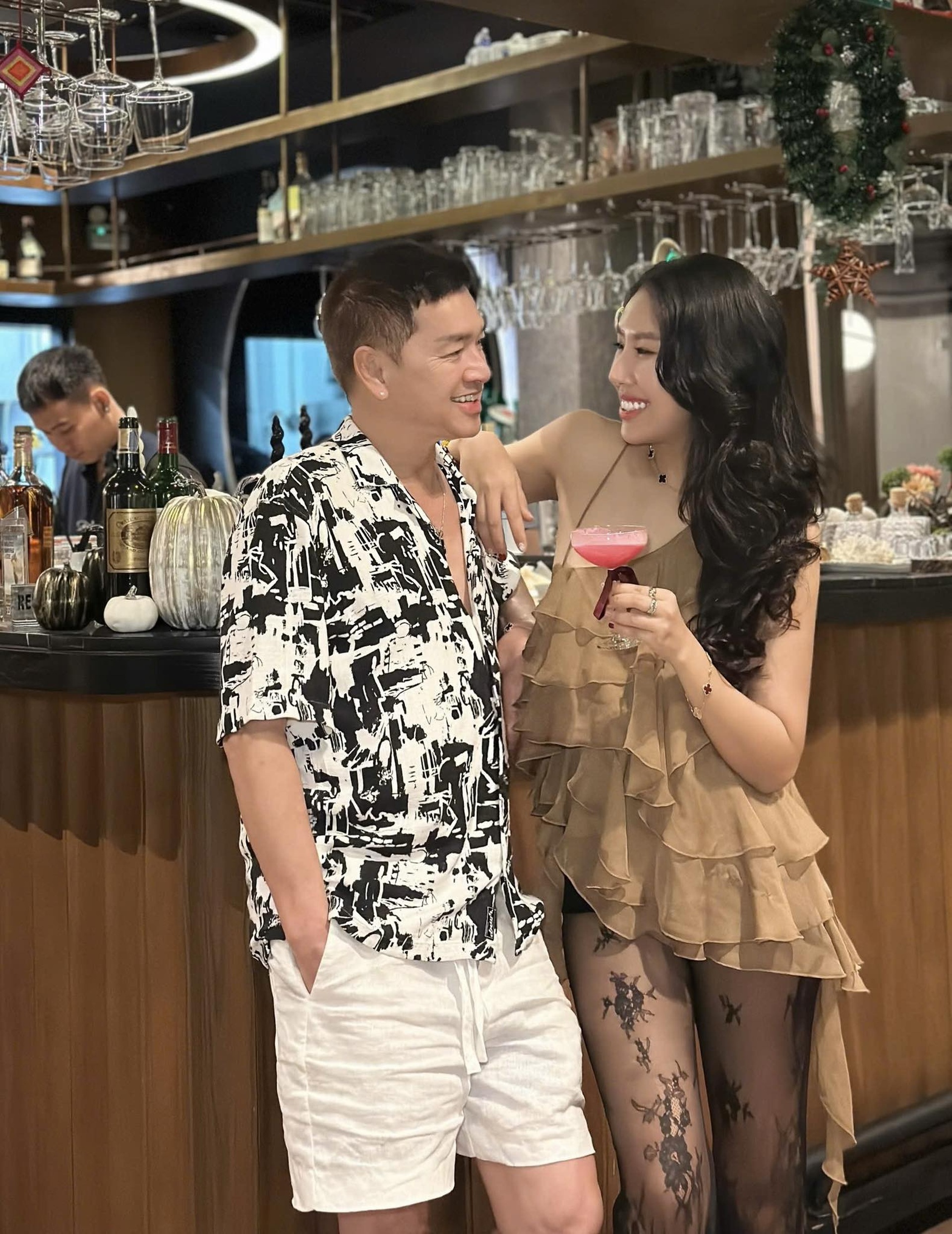 Cặp sao lệch tuổi đón Valentine: Bức ảnh Mỹ Tâm và Mai Tài Phến gây sốt - 2 Cặp sao lệch tuổi đón Valentine: Bức ảnh Mỹ Tâm và Mai Tài Phến gây sốt - 2