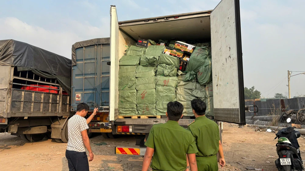 1. lực lượng chức năng kiểm tra xe.jpg