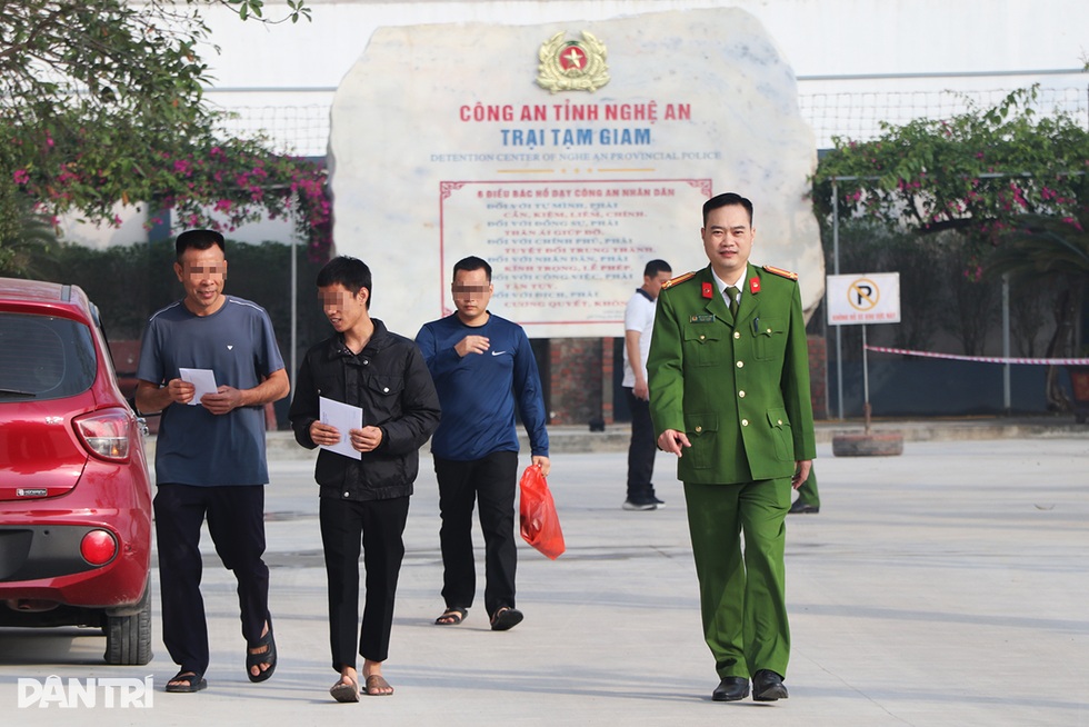 Nữ phạm nhân rơi nước mắt khi được giảm án 4 ngày, kịp về đón  Tết - 3