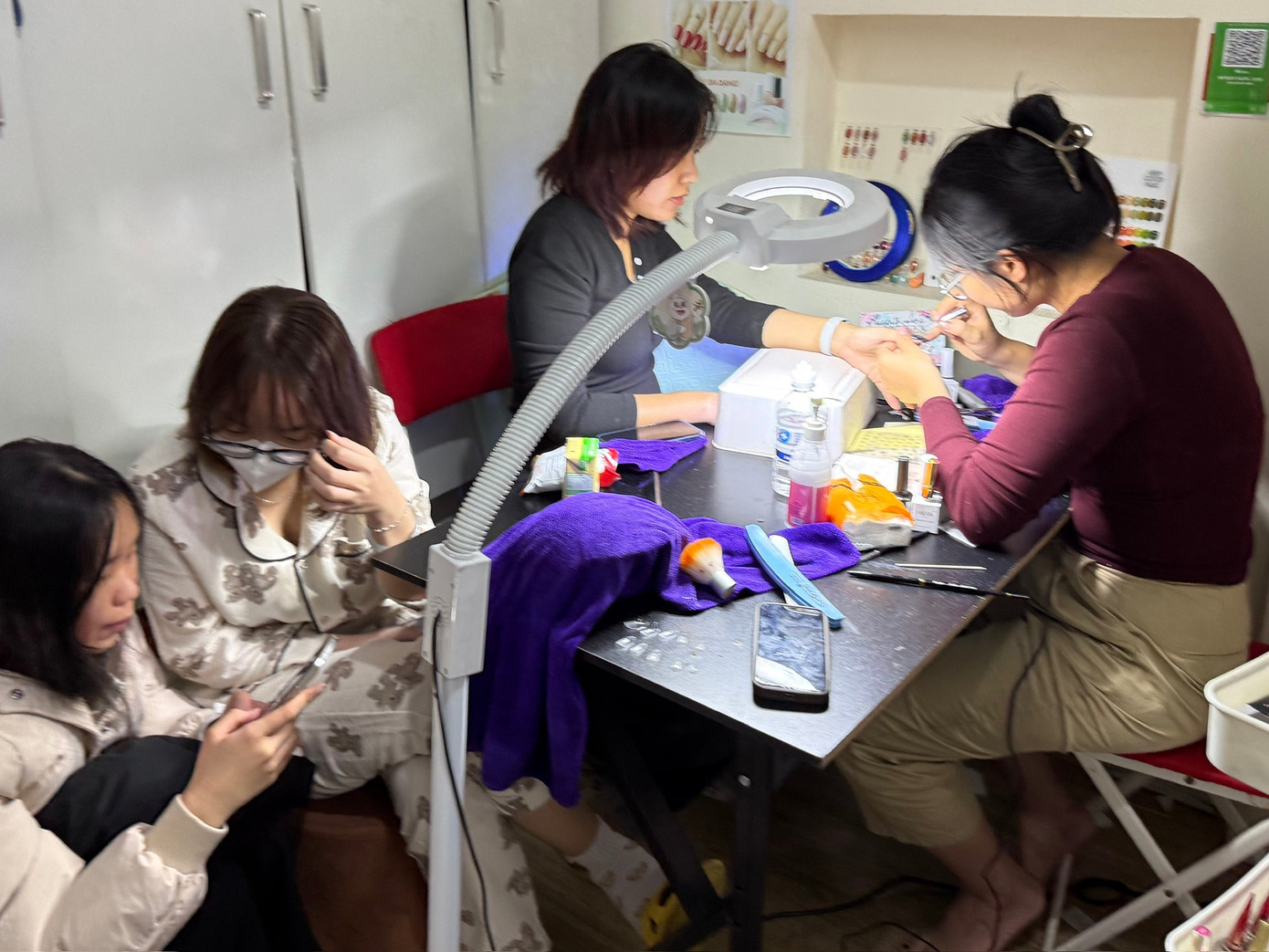 Hà Nội: Sôi sục dịch vụ làm đẹp chơi Tết, khắp nơi kín lịch đến khuya- Ảnh 4.