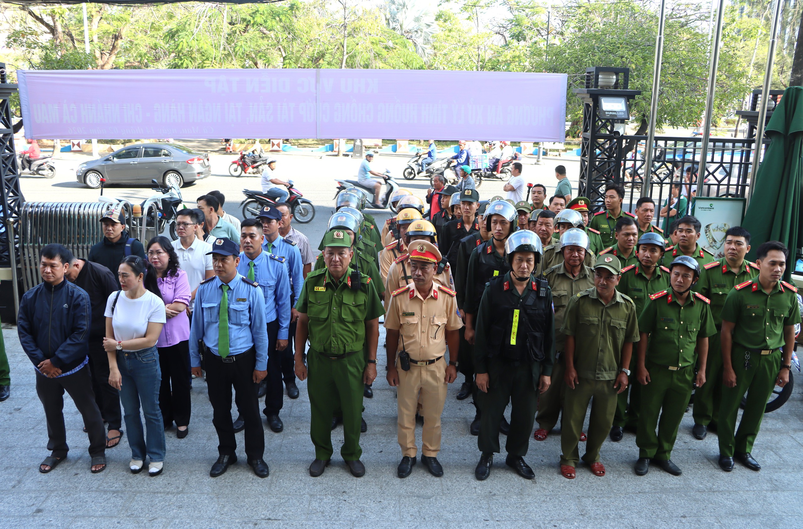 Diễn tập chống cướp ngân hàng tại Cà Mau, tình huống giả định cuối giờ giao dịch - Ảnh 7.