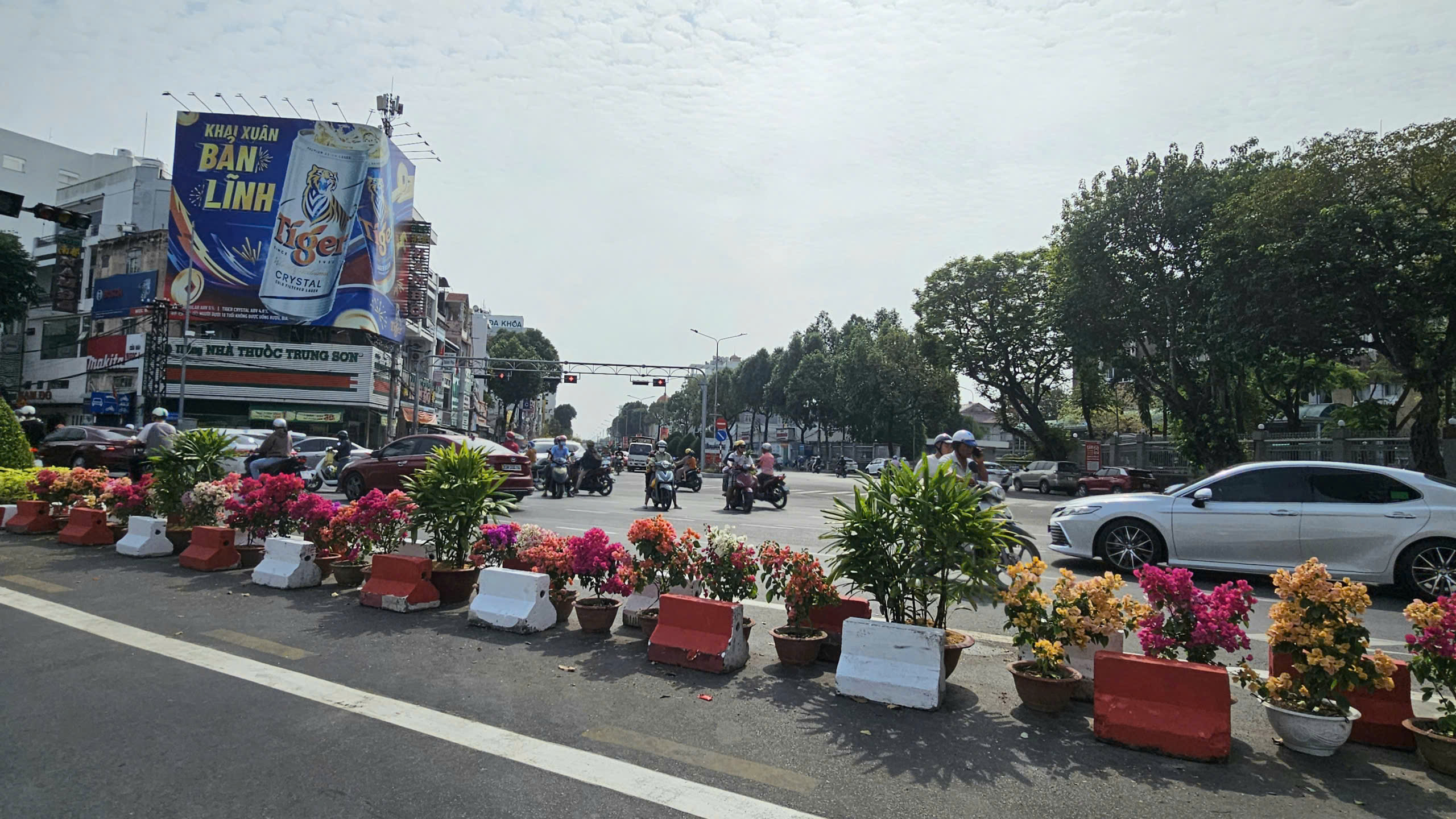 Kẹt xe do đèn đỏ dài, đèn xanh ngắn: Bạn đọc dẫn chứng nhiều nơi 2 đèn đỏ - Ảnh 2.