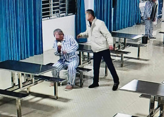 Một nhân viên tại Bệnh viện Tâm thần Hồng An (Tương Dương) được camera ghi lại cảnh tát vào mặt bệnh nhân sáng ngày 17/12/2025. Ảnh: Beijing News