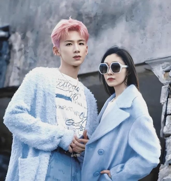 Cặp tình nhân showbiz lạ nhất Valentine: Nhà gái đeo nhẫn ngón áp út - thay 3 ảnh đôi, nhà trai thì im re- Ảnh 11.