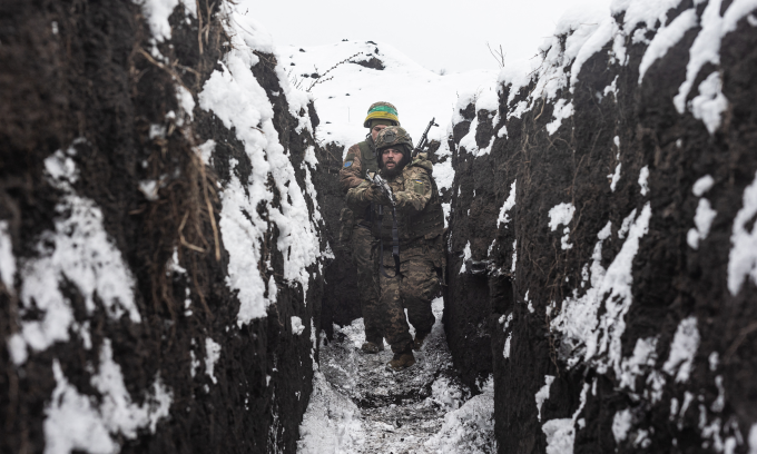 Quân nhân Ukraine được huấn luyện tại thao trường phủ tuyết ở tỉnh Kharkov cuối tháng 12/2025. Ảnh: AFP