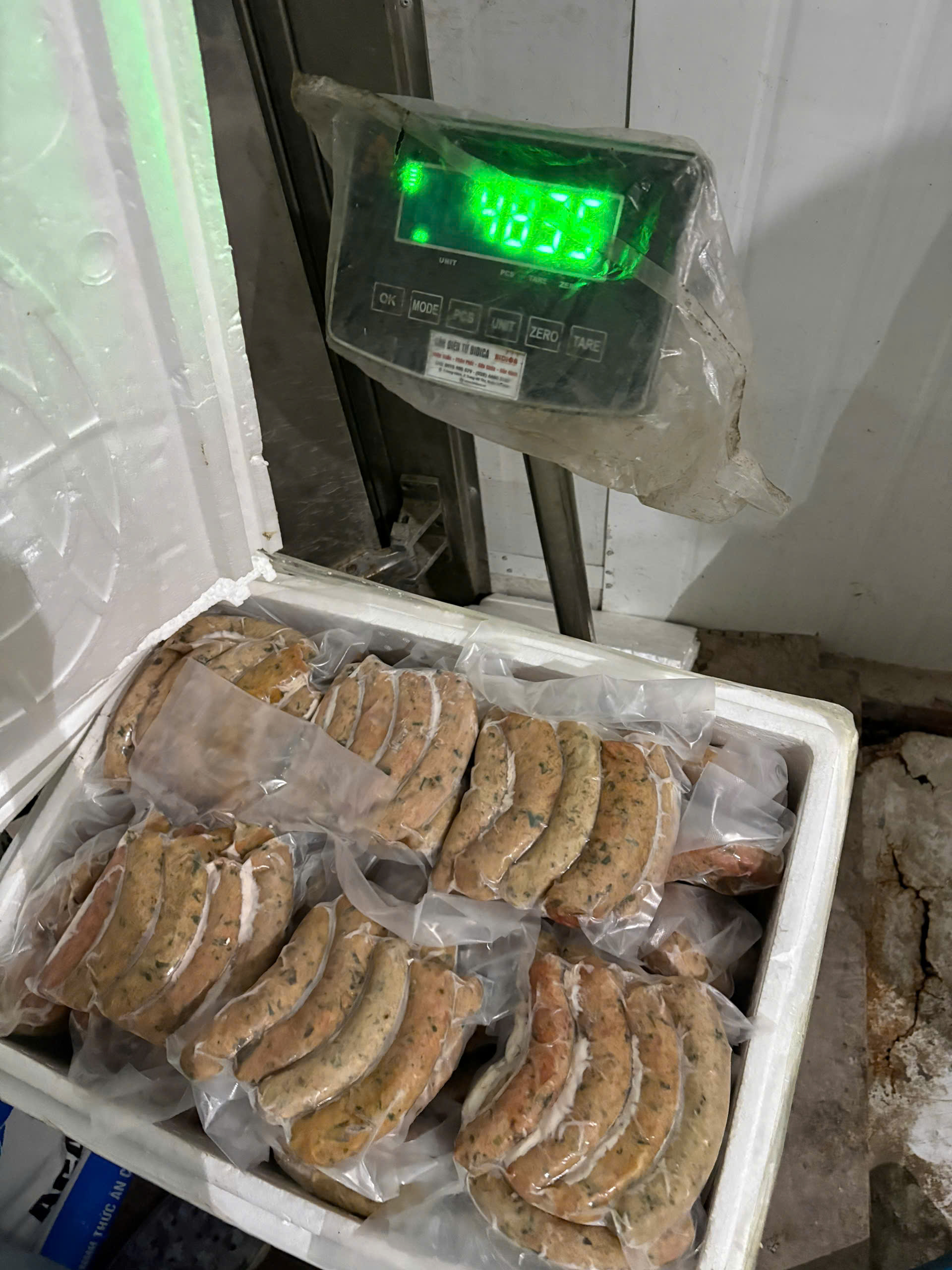 Chặn đứng gần 30 tấn nầm lợn, lạp xưởng nướng đá... 