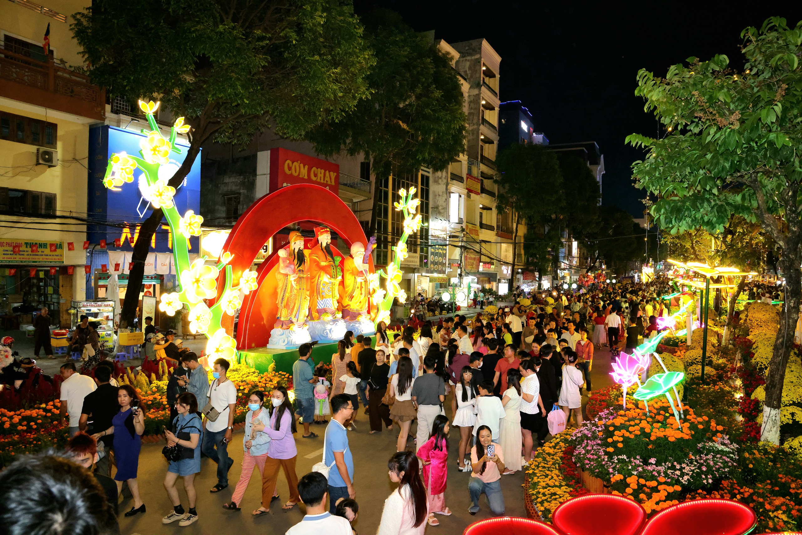 Cần Thơ: Đường hoa nghệ thuật dài hơn 300m mở cửa đón khách- Ảnh 2.