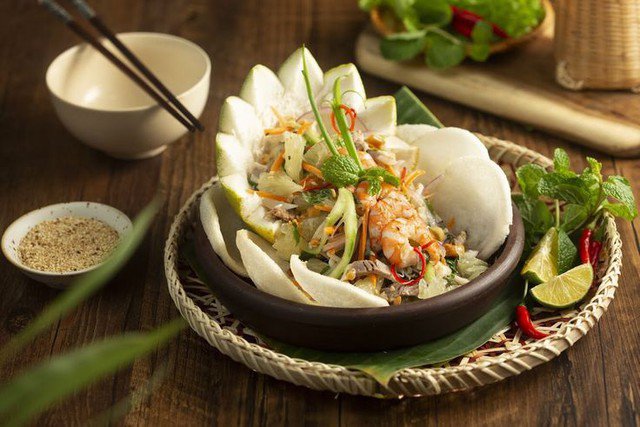 Ăn bánh phồng tôm kèm gỏi, rau xanh giúp giảm cảm giác ngấy nhưng vẫn cần kiểm soát khẩu phần.