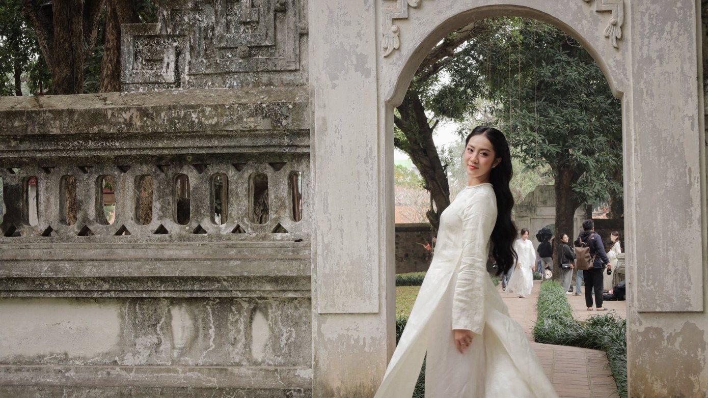 Những ngày qua, Trúc Linh tranh thủ giải quyết công việc trước khi trở về quê nhà ở Phú Yên để đón Tết cùng gia đình. 2025 là năm đáng nhớ với Trúc Linh khi cô đăng quang Hoa hậu Việt Nam 2024 và bước vào hành trình mới của cuộc đời. Hơn nửa năm đăng quang, Trúc Linh để lại nhiều dấu ấn. Cô tích cực tham gia các hoạt động từ thiện, xã hội, cứu trợ mùa lũ, tham gia diễu hành A80... Người đẹp cũng được mời tham dự nhiều sự kiện, show diễn gây chú ý của giới giải trí.