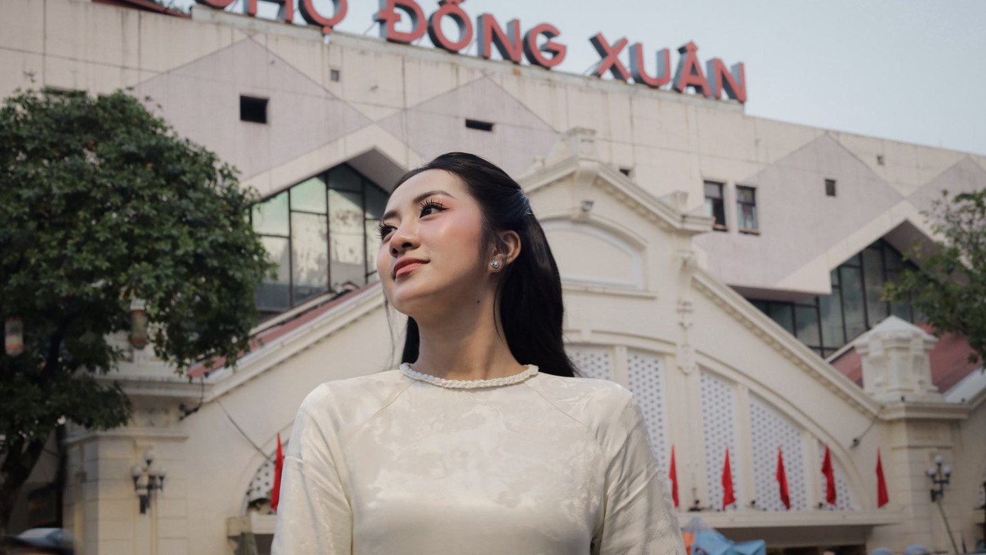 Những ngày qua, Trúc Linh tranh thủ giải quyết công việc trước khi trở về quê nhà ở Phú Yên để đón Tết cùng gia đình. 2025 là năm đáng nhớ với Trúc Linh khi cô đăng quang Hoa hậu Việt Nam 2024 và bước vào hành trình mới của cuộc đời. Hơn nửa năm đăng quang, Trúc Linh để lại nhiều dấu ấn. Cô tích cực tham gia các hoạt động từ thiện, xã hội, cứu trợ mùa lũ, tham gia diễu hành A80... Người đẹp cũng được mời tham dự nhiều sự kiện, show diễn gây chú ý của giới giải trí.