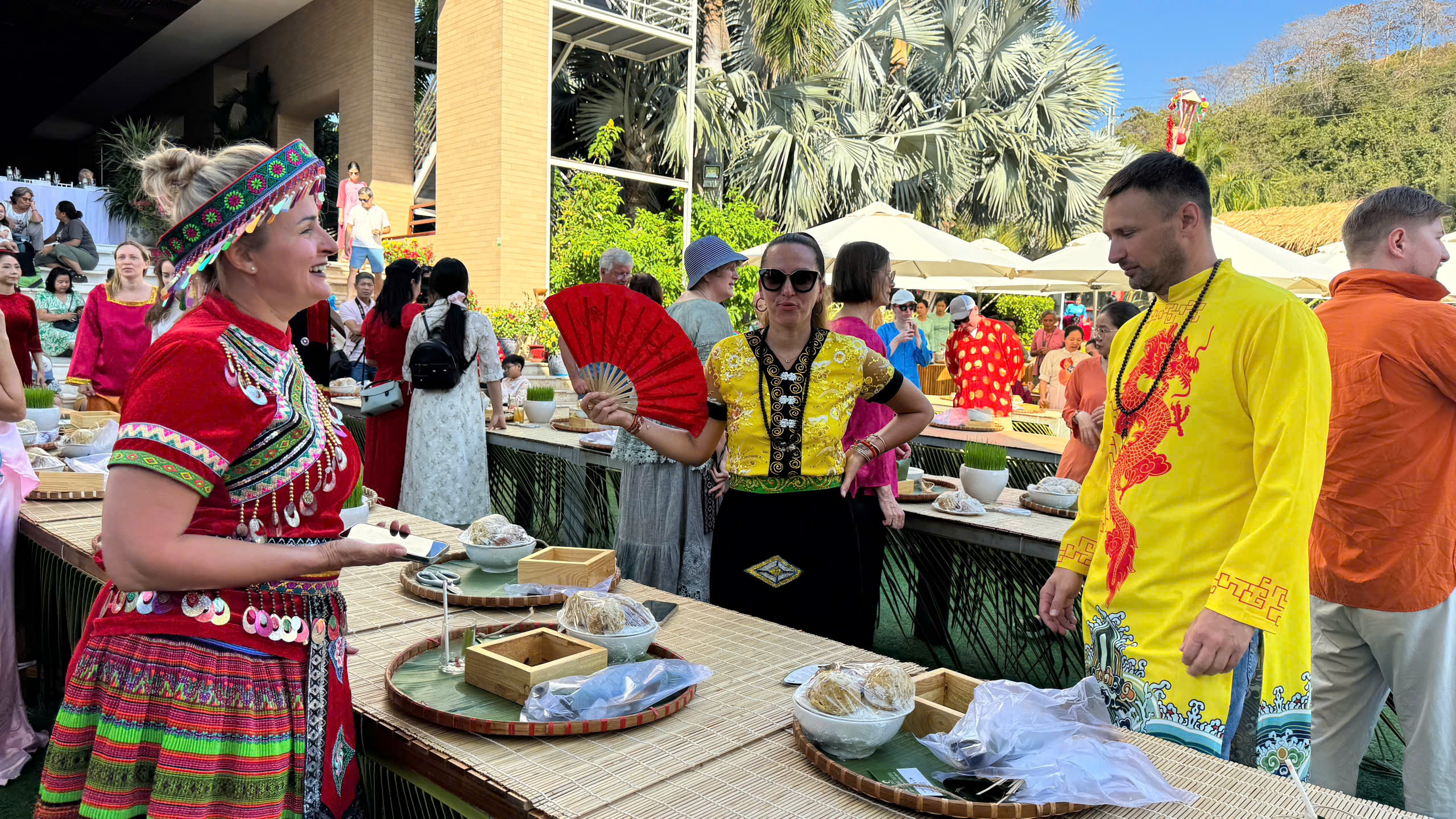 Du khách quốc tế trải nghiệm Tết Việt, gói bánh chưng tại Mũi Né - Ảnh 4.