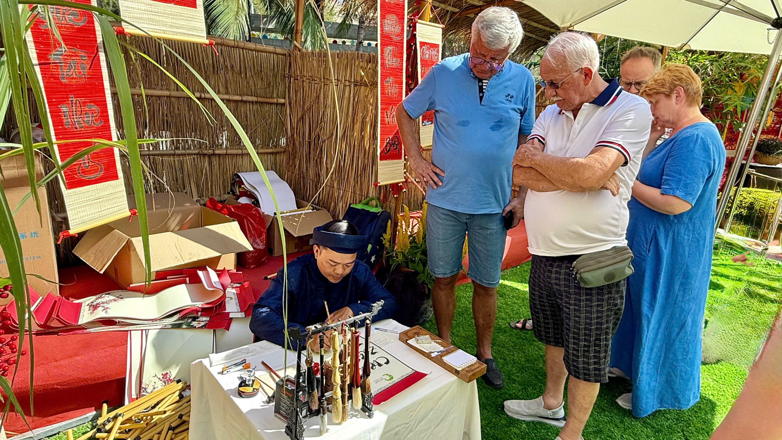 Du khách quốc tế trải nghiệm Tết Việt, gói bánh chưng tại Mũi Né - Ảnh 6.