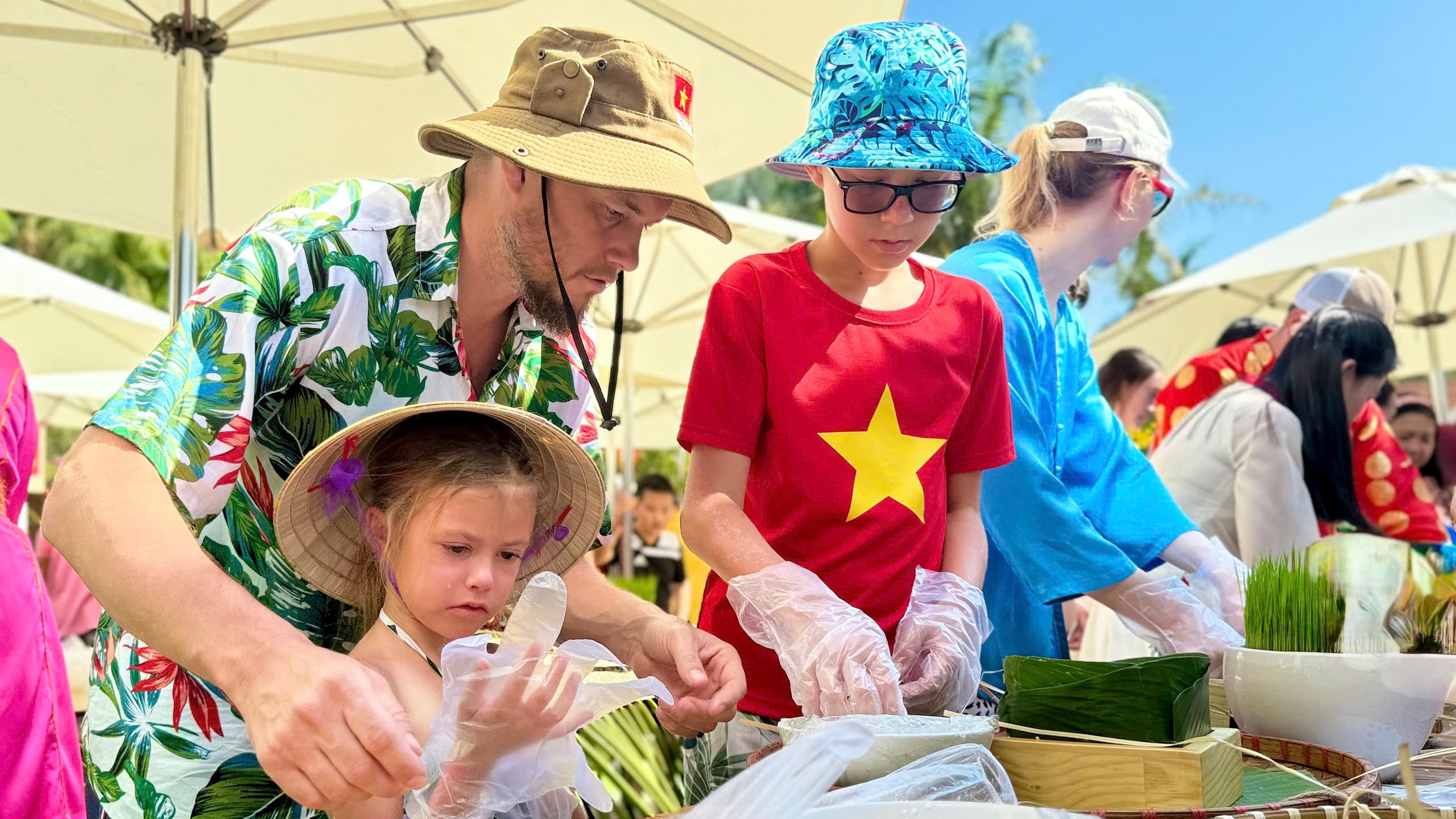 Du khách quốc tế trải nghiệm Tết Việt, gói bánh chưng tại Mũi Né - Ảnh 8.