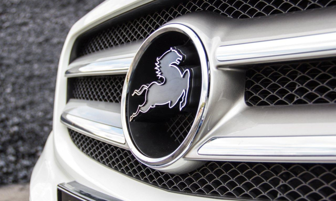 Logo ngựa của hãng độ Carlsson trên một mẫu Mercedes. Ảnh: GTSpirit