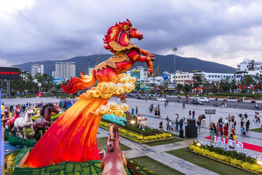 Đổ xô check-in linh vật ngựa “mặt cộc” gây bão mạng xã hội ở phố biển Quy Nhơn - Ảnh 4.