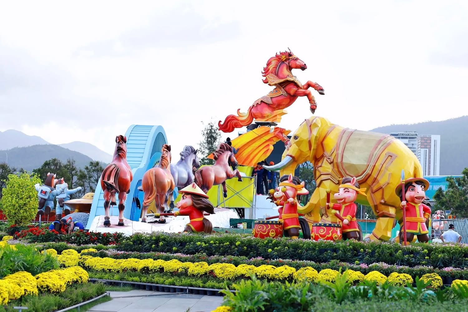 Đổ xô check-in linh vật ngựa “mặt cộc” gây bão mạng xã hội ở phố biển Quy Nhơn - Ảnh 10.