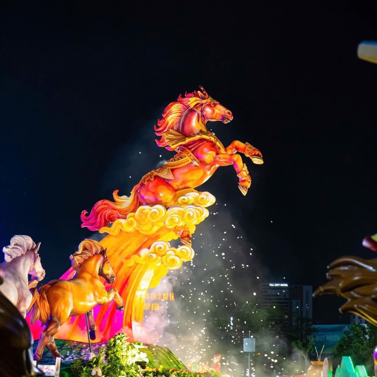 Đổ xô check-in linh vật ngựa “mặt cộc” gây bão mạng xã hội ở phố biển Quy Nhơn - Ảnh 13.