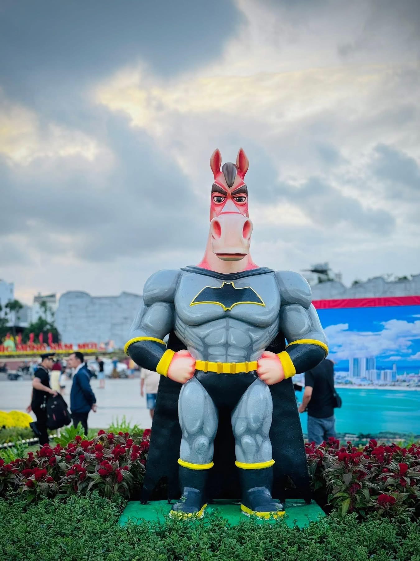 Đổ xô check-in linh vật ngựa “mặt cộc” gây bão mạng xã hội ở phố biển Quy Nhơn - Ảnh 17.