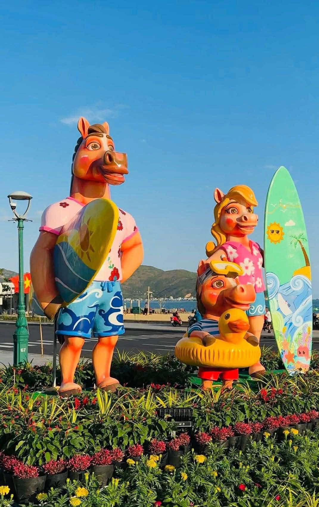 Đổ xô check-in linh vật ngựa “mặt cộc” gây bão mạng xã hội ở phố biển Quy Nhơn - Ảnh 22.