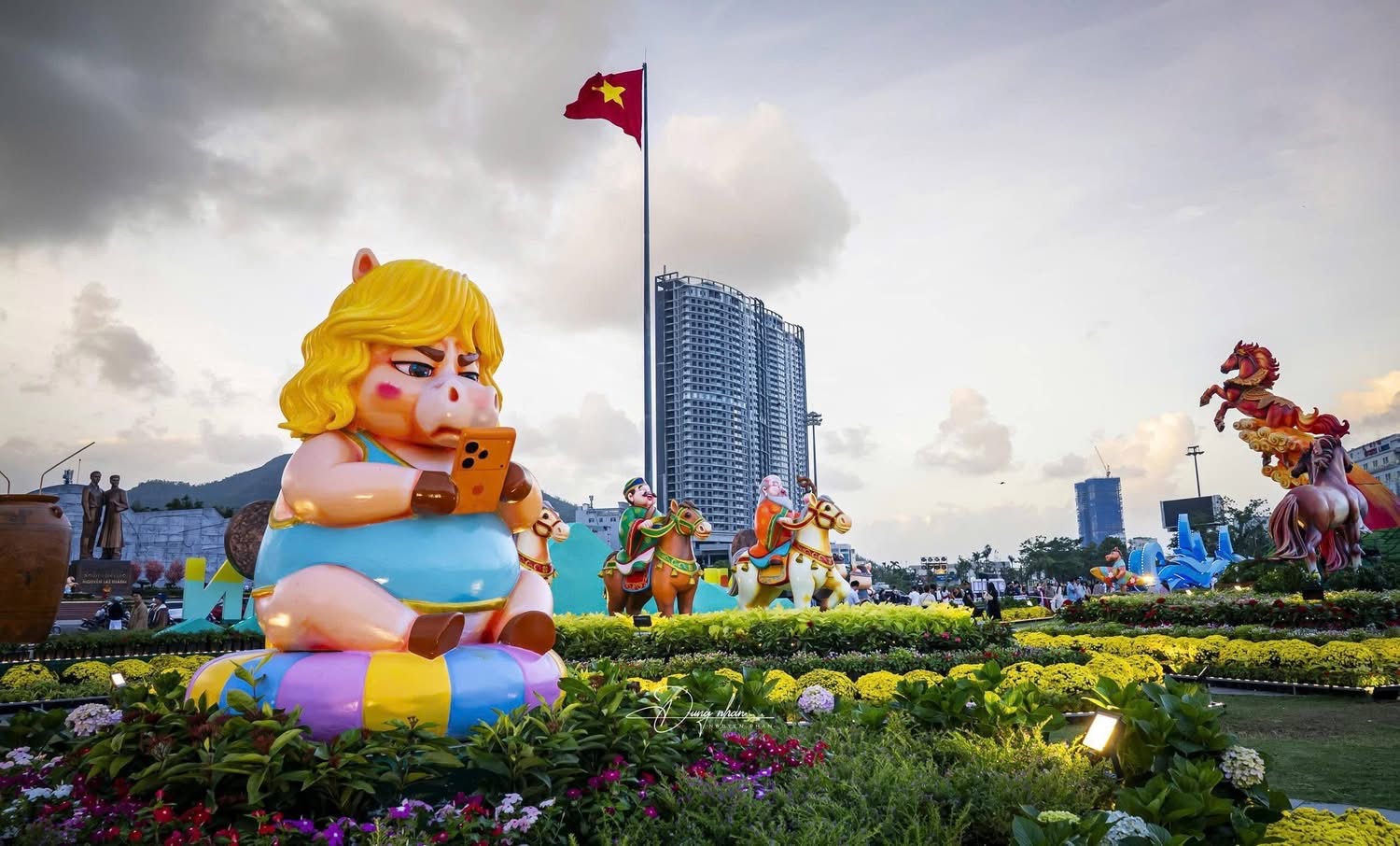 Đổ xô check-in linh vật ngựa “mặt cộc” gây bão mạng xã hội ở phố biển Quy Nhơn - Ảnh 25.