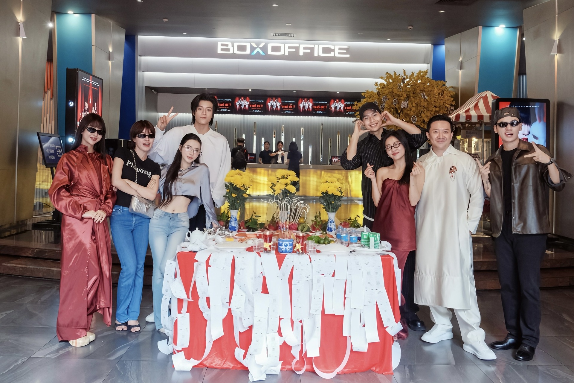 Gu thời trang gợi cảm gây tranh cãi của nữ chính phim Tết Trấn Thành - 2