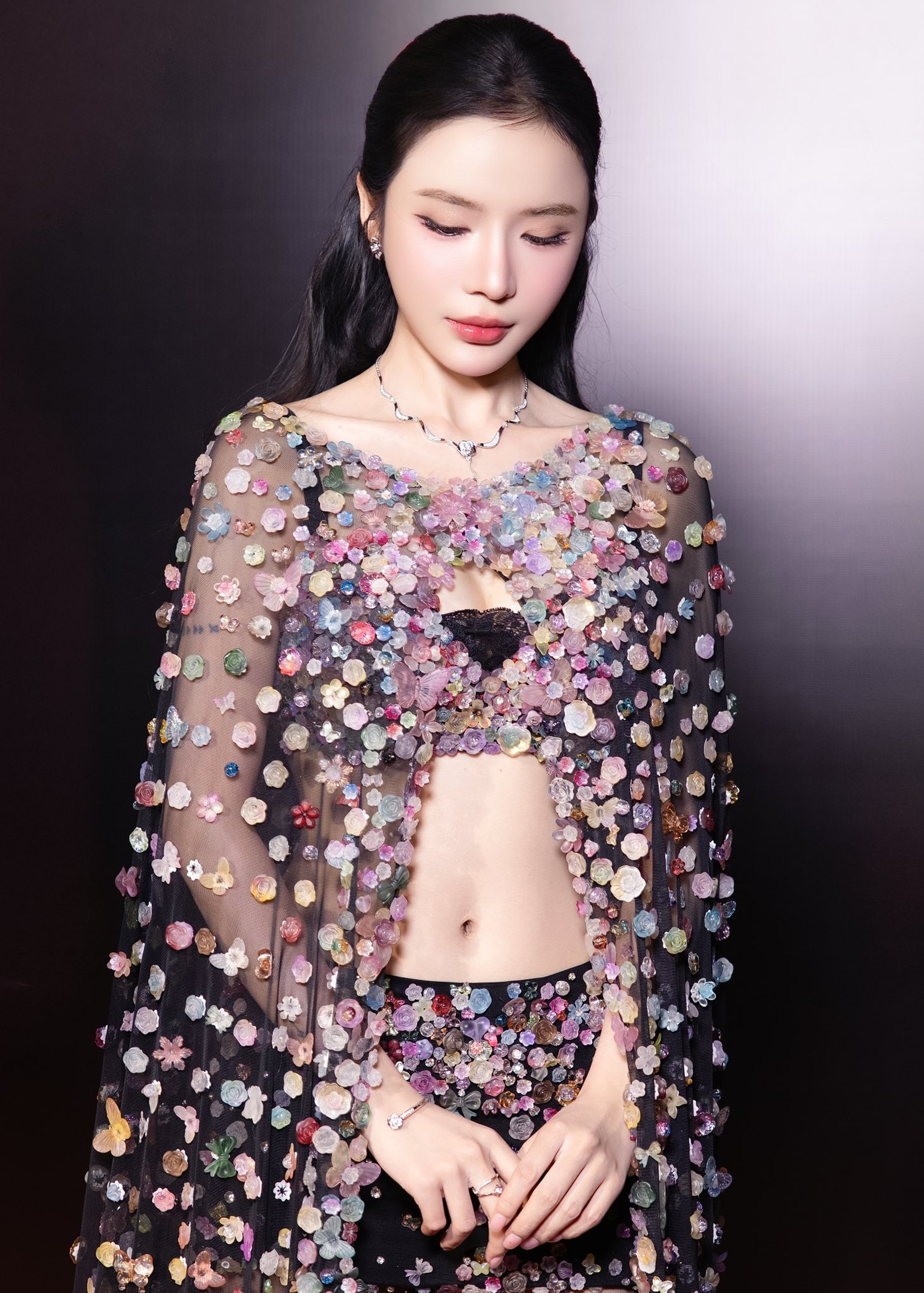 Gu thời trang gợi cảm gây tranh cãi của nữ chính phim Tết Trấn Thành - 3