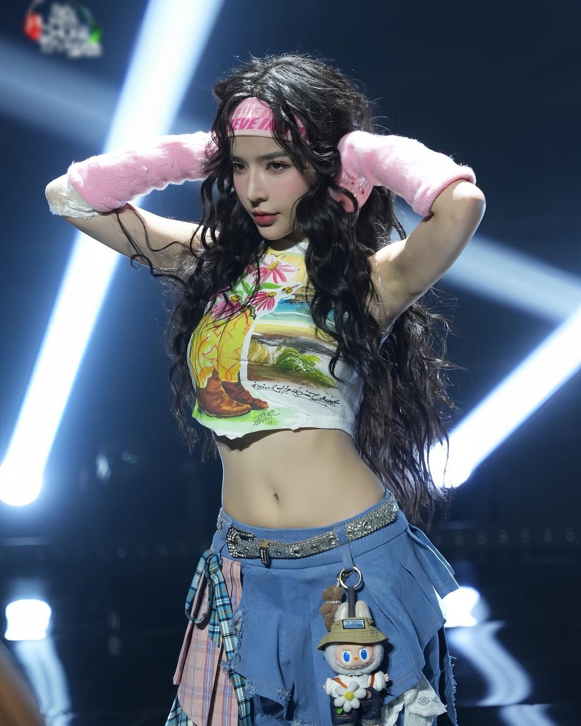 Gu thời trang gợi cảm gây tranh cãi của nữ chính phim Tết Trấn Thành - 5