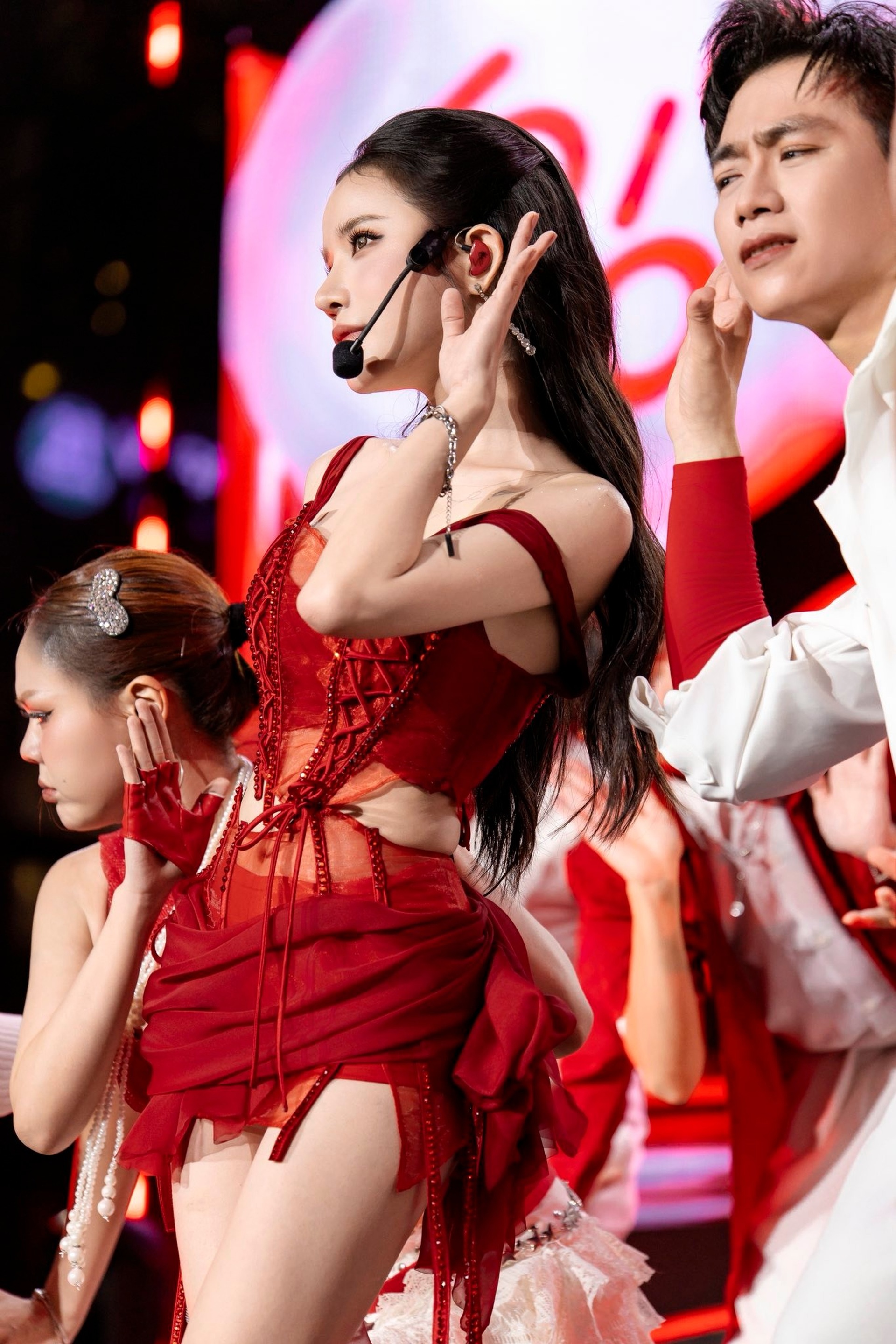 Gu thời trang gợi cảm gây tranh cãi của nữ chính phim Tết Trấn Thành - 6