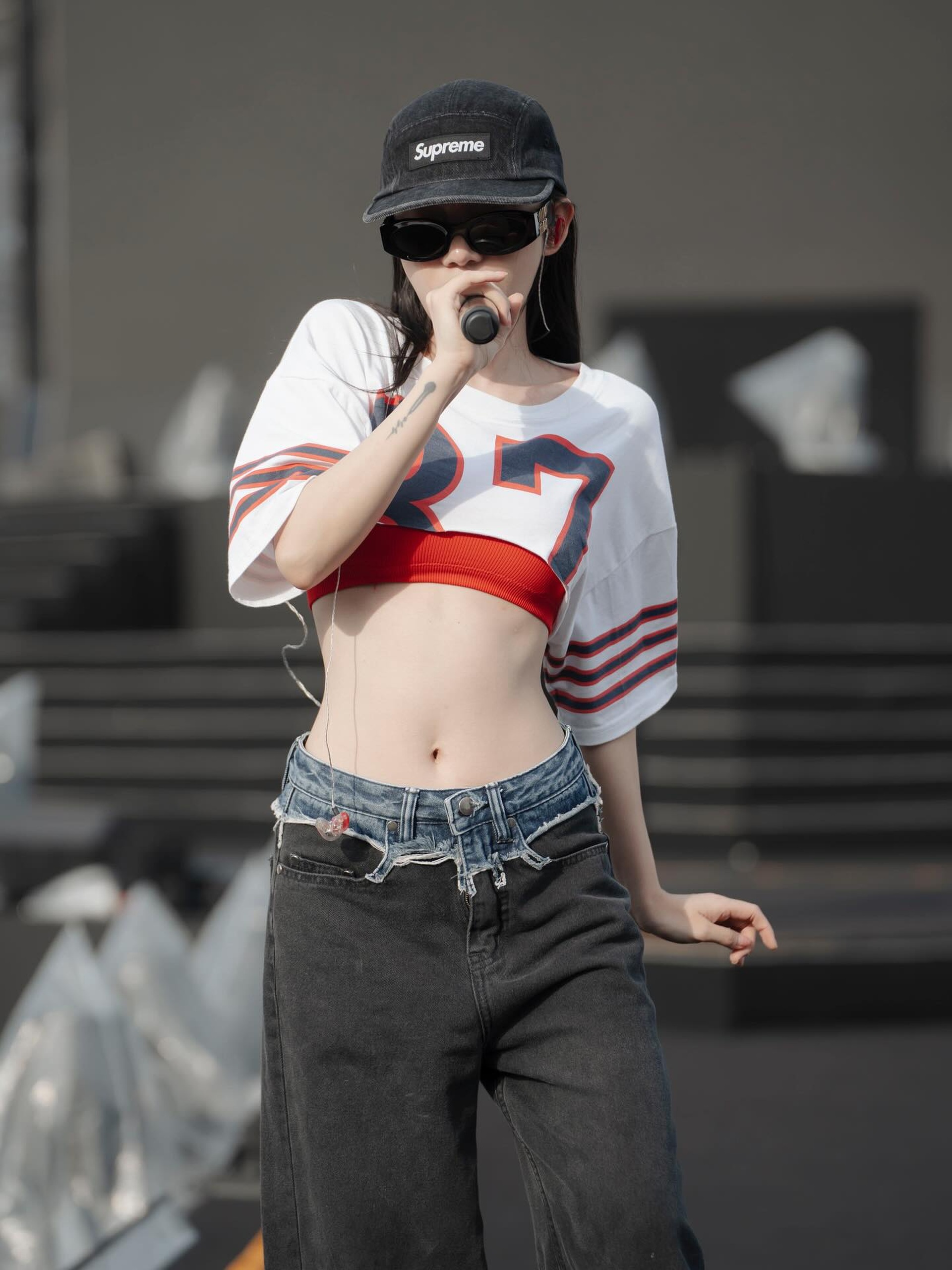 Gu thời trang gợi cảm gây tranh cãi của nữ chính phim Tết Trấn Thành - 9