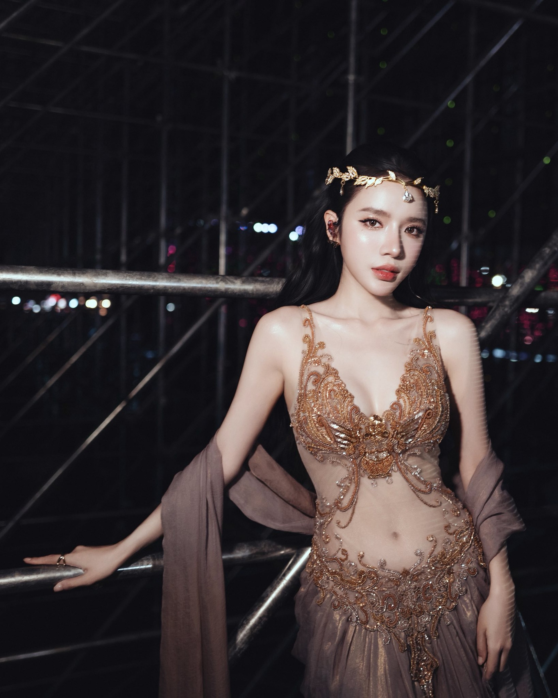 Gu thời trang gợi cảm gây tranh cãi của nữ chính phim Tết Trấn Thành - 10