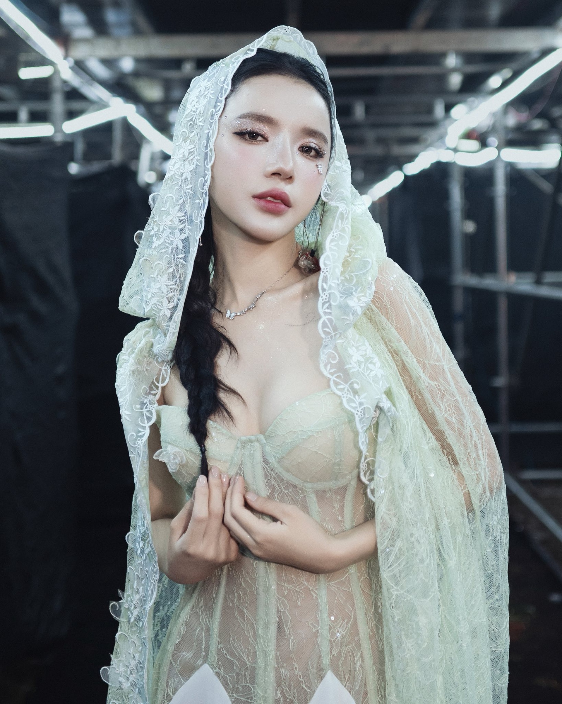 Gu thời trang gợi cảm gây tranh cãi của nữ chính phim Tết Trấn Thành - 11