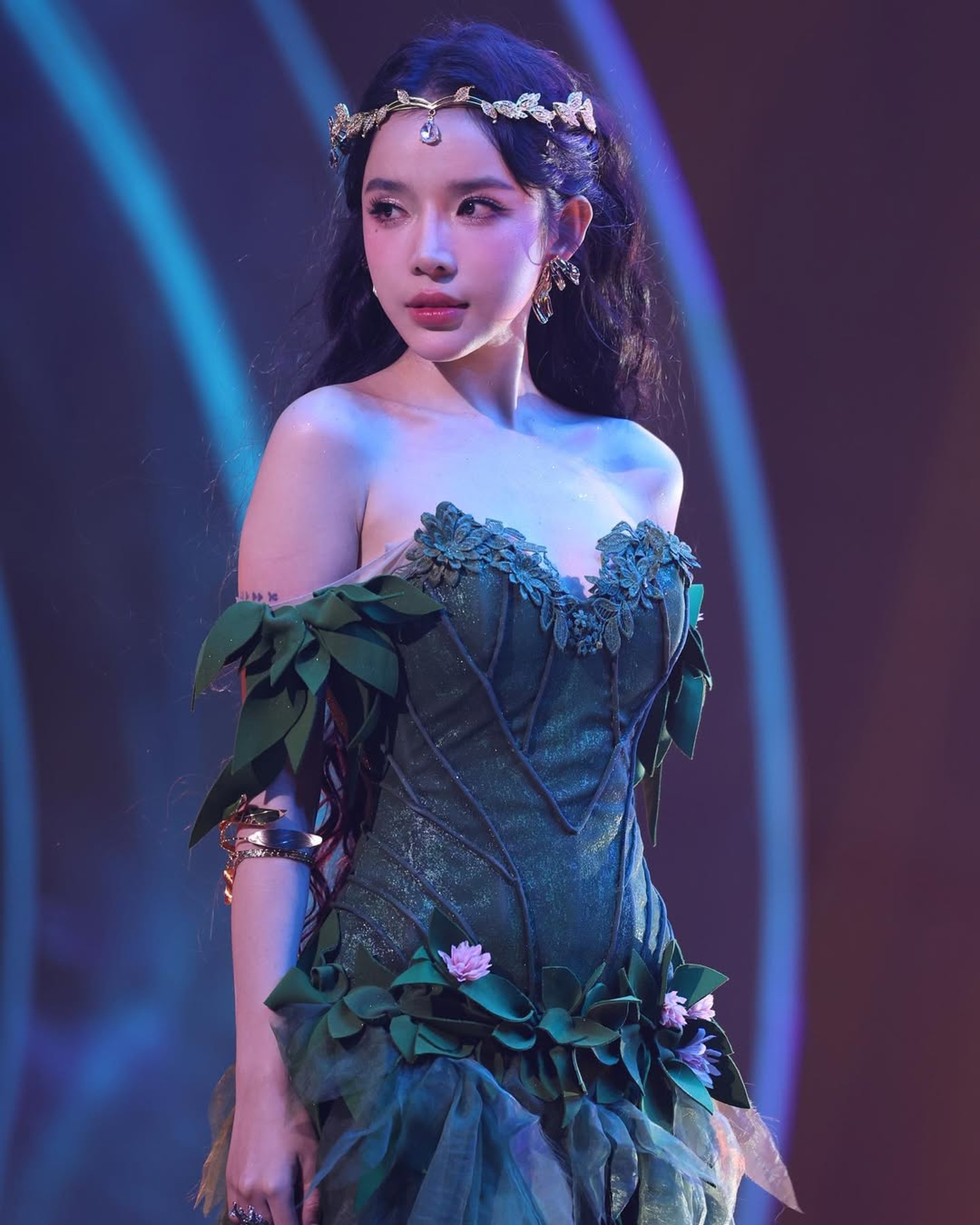 Gu thời trang gợi cảm gây tranh cãi của nữ chính phim Tết Trấn Thành - 14