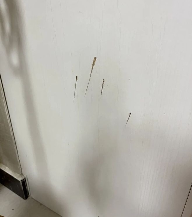 Những vết dao chém trên tường nhà Đổng Văn. Ảnh: 163