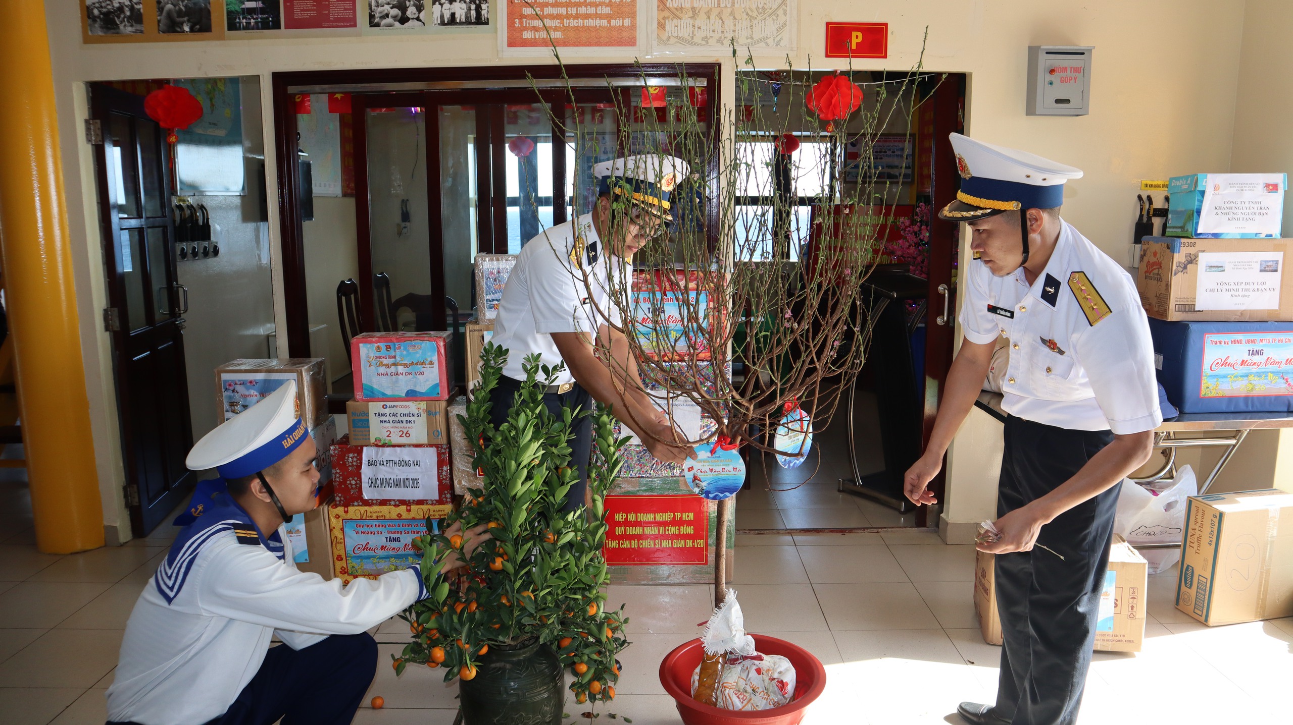 Tết của những 'cột mốc sống' trên biển, mãi vì chủ quyền Tổ quốc thiêng liêng- Ảnh 4.