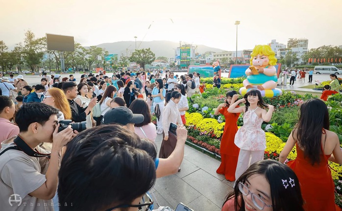 Đổ xô check-in linh vật ngựa “mặt cộc” gây bão mạng xã hội ở phố biển Quy Nhơn - Ảnh 1.