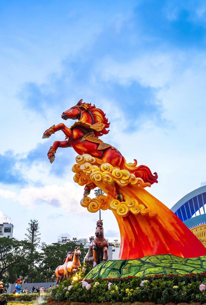 Đổ xô check-in linh vật ngựa “mặt cộc” gây bão mạng xã hội ở phố biển Quy Nhơn - Ảnh 5.