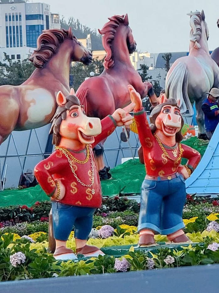 Đổ xô check-in linh vật ngựa “mặt cộc” gây bão mạng xã hội ở phố biển Quy Nhơn - Ảnh 7.
