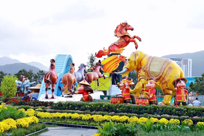 Đổ xô check-in linh vật ngựa “mặt cộc” gây bão mạng xã hội ở phố biển Quy Nhơn - Ảnh 10.