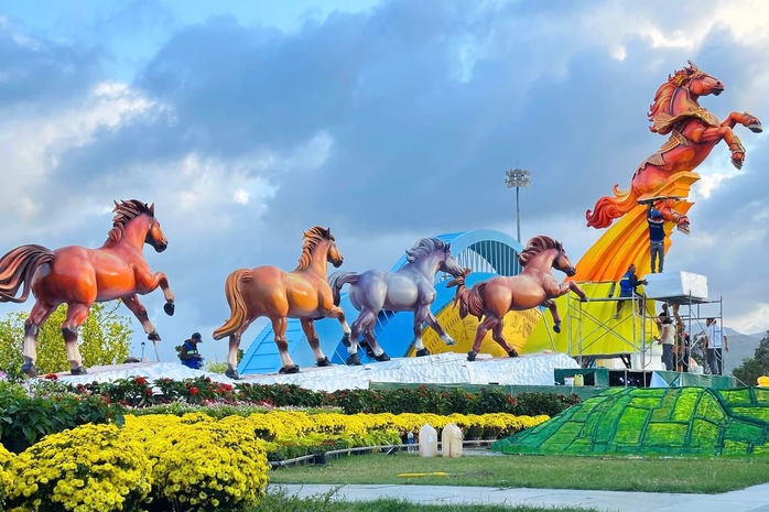 Đổ xô check-in linh vật ngựa “mặt cộc” gây bão mạng xã hội ở phố biển Quy Nhơn - Ảnh 11.